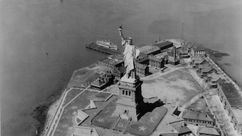 Dos décadas de planes, 120.000 donantes y un ingeniero llamado Eiffel: la historia de la construcción de la Estatua de la Libertad
