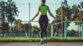 Actividades como saltar la cuerda,