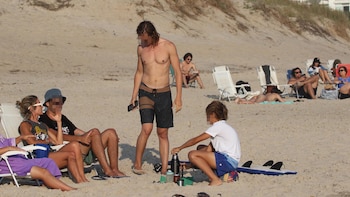 La familia compartió la tarde de playa y aprovechó para ponerse a tono con los temas de cada uno en estos días de descanso
