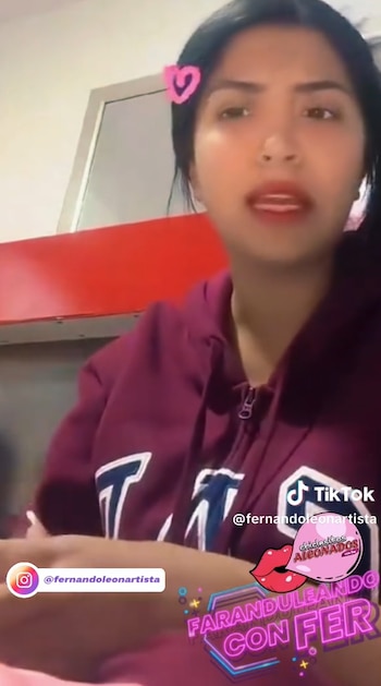 Mujer con cabello oscuro y un filtro de corazón, viste una sudadera granate, con logos de TikTok e Instagram y texto superpuesto