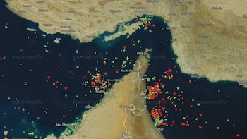 El tránsito por el estrecho de Ormuz volvió a caer mientras crece la tensión militar entre Estados Unidos e Irán