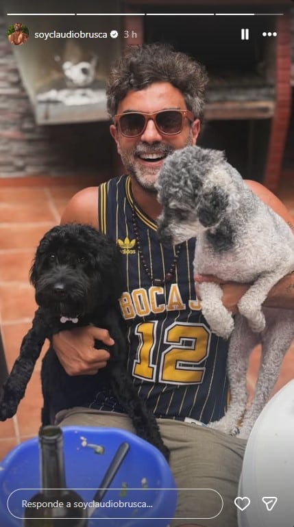 Claudio “Peluca” Brusca, entre mascotas y camiseta de Boca en modo Superclásico