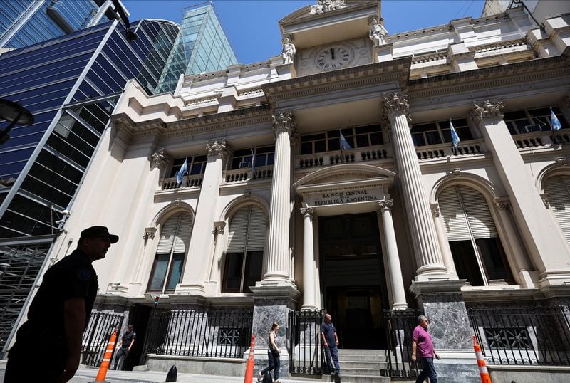 2. El Banco Central mantuvo un esquema de control cambiario gradual, sin desarmar completamente las restricciones para empresas e individuos (Reuters)
