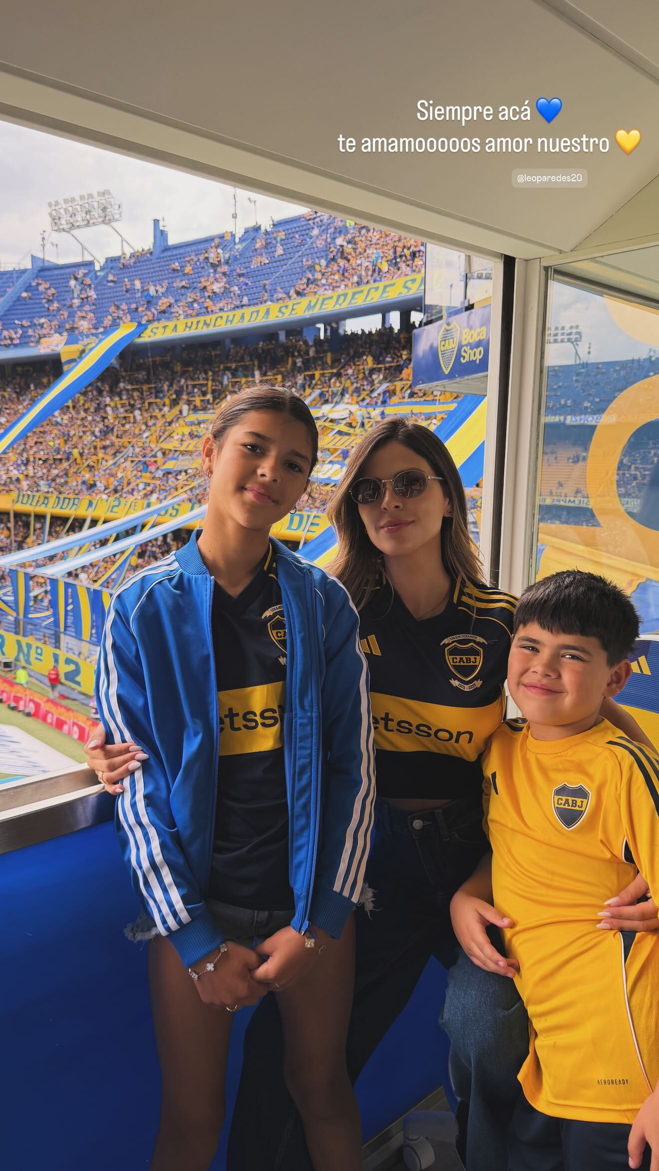 Camila Galante, pareja de Leandro Paredes, alentó desde un palco junto a sus hijos, todos vestidos con la camiseta de Boca