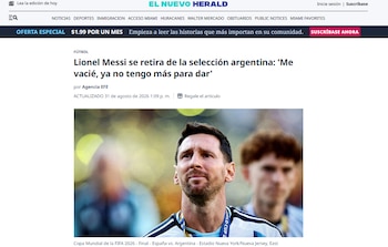 Captura de pantalla de una noticia digital con la foto del futbolista Lionel Messi y un titular sobre su retiro