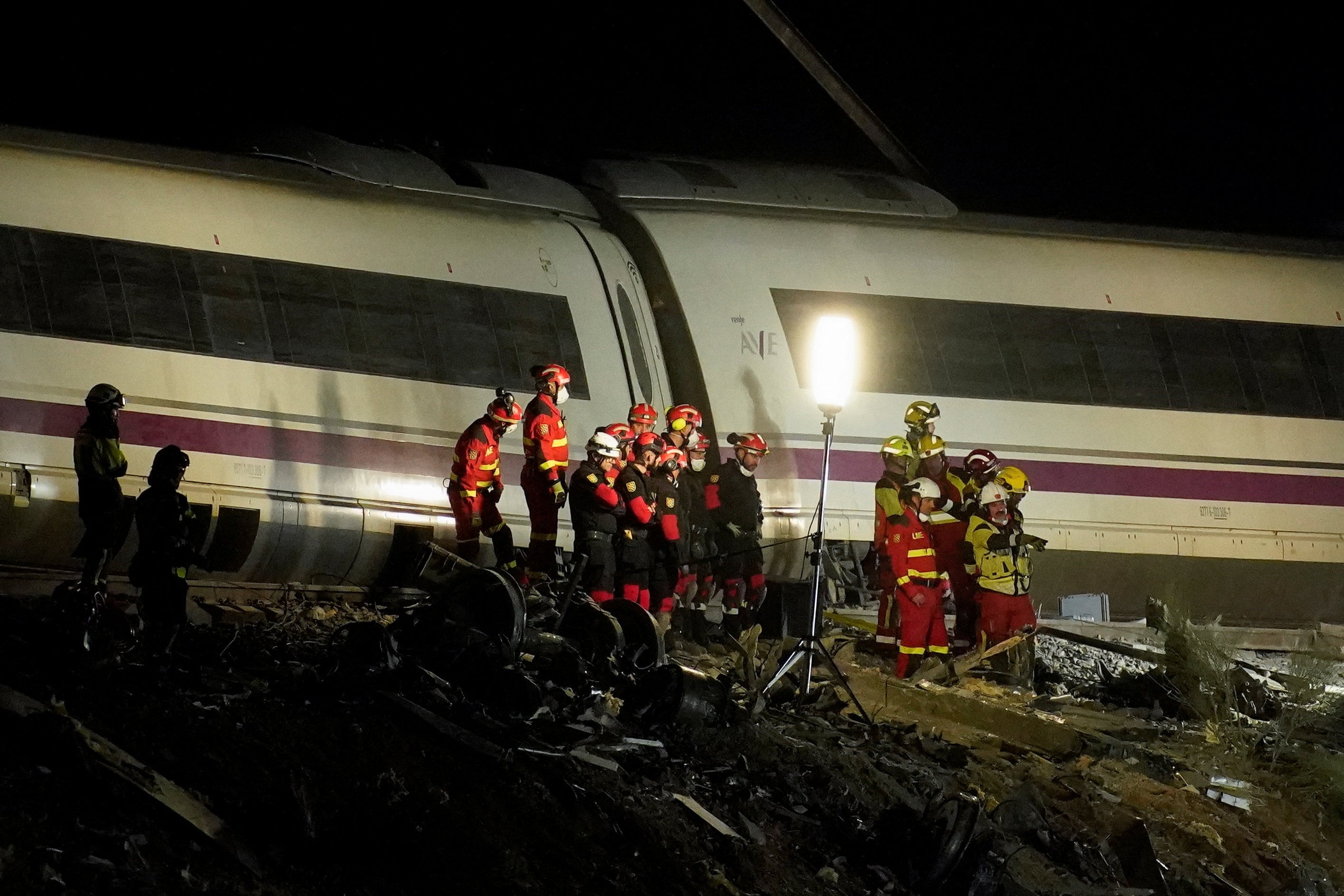Trabajos nocturnos en la zona del accidente ferroviario. REUTERS/Ana Beltran