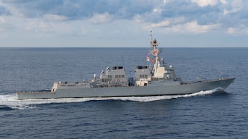 El arma láser HELIOS, integrada al USS Preble, logra derribar drones con un solo disparo y también actúa como sensor de precisión dentro del sistema de combate Aegis (REUTERS)