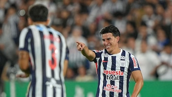 Gaibor señalando el camino del éxito en Alianza Lima. - Crédito: Liga Profesional