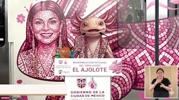 Gráfico mural con retrato mosaico morado de Clara Brugada y un ajolote caricaturesco con micrófonos en un podio, en un vehículo de transporte público