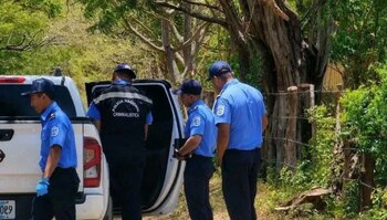 Las autoridades remitieron a los detenidos con un revólver y una pistola que, según la Policía de Nicaragua, fueron usados en el crimen de la pareja hallada en la camioneta. (Cortesía: Redes sociales)