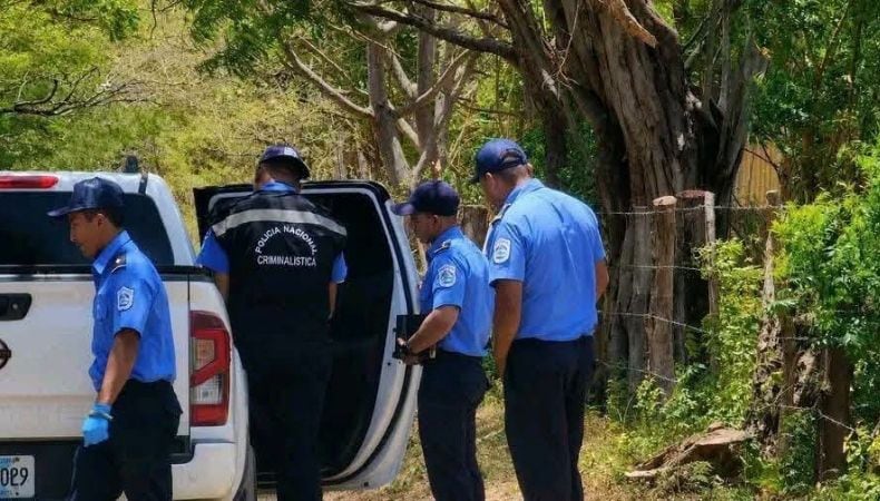 Las autoridades remitieron a los detenidos con un revólver y una pistola que, según la Policía de Nicaragua, fueron usados en el crimen de la pareja hallada en la camioneta. (Cortesía: Redes sociales)