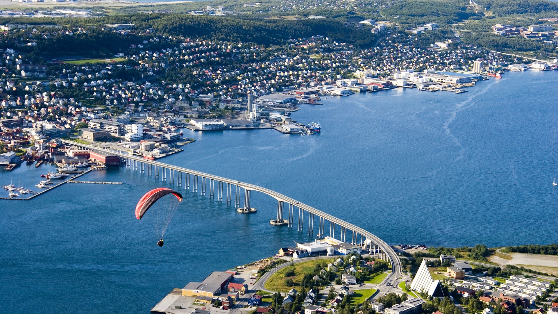 Tromsø acoge uno de los maratones más septentrionales del mundo, atrayendo a miles de corredores internacionales cada año (Wikipedia)
