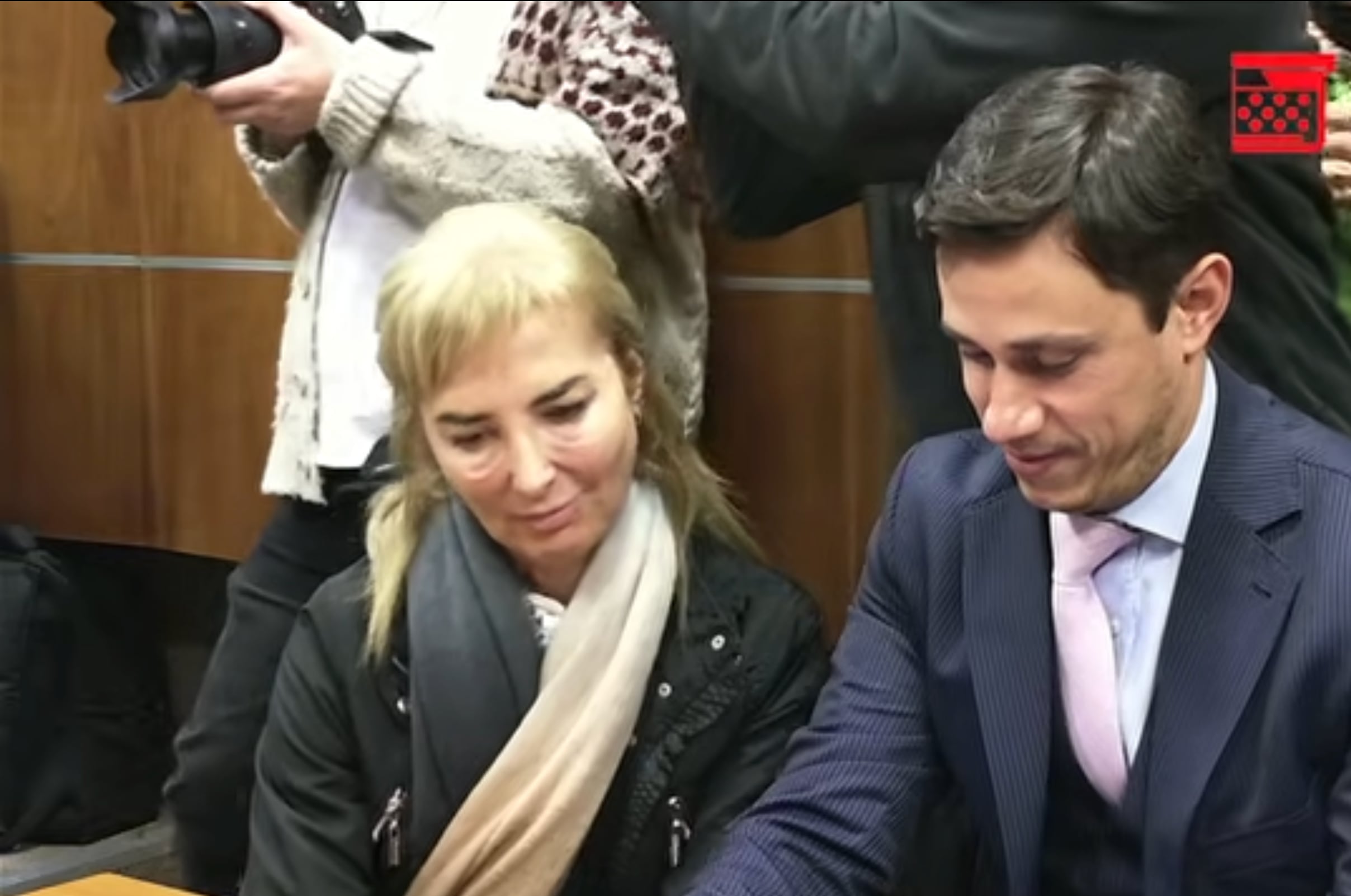 Daniela Cabral, imputada del caso Conexión Ganadera, y su abogado Eduardo Sasson (APU)