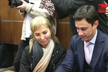 Daniela Cabral, imputada del caso Conexión Ganadera, y su abogado Eduardo Sasson (APU)