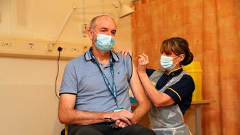 El director de vacunas de