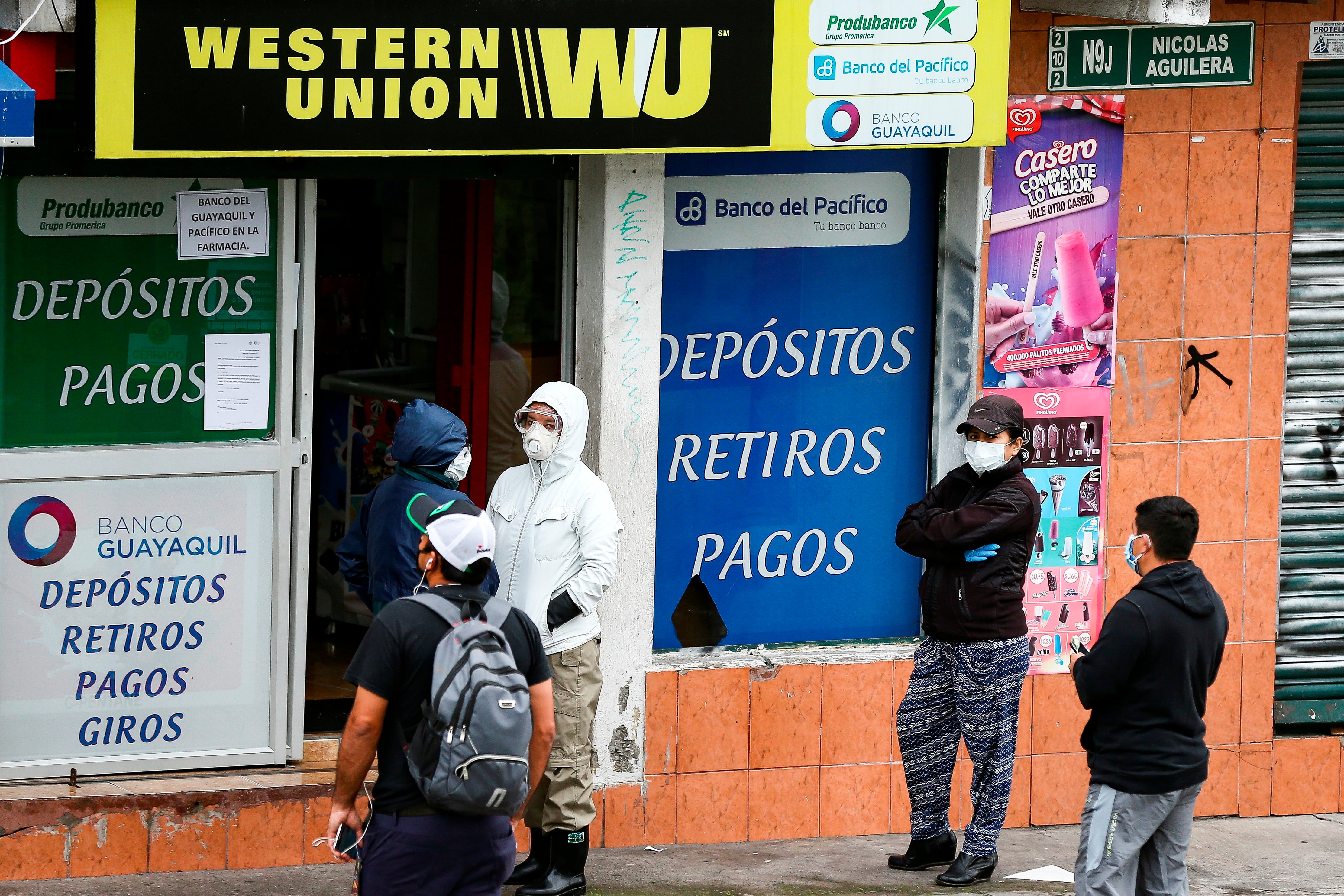 Ciudadanos hacen fila en una agencia de Wester Union en Quito (Ecuador), en una fotografía de archivo. EFE/José Jácome