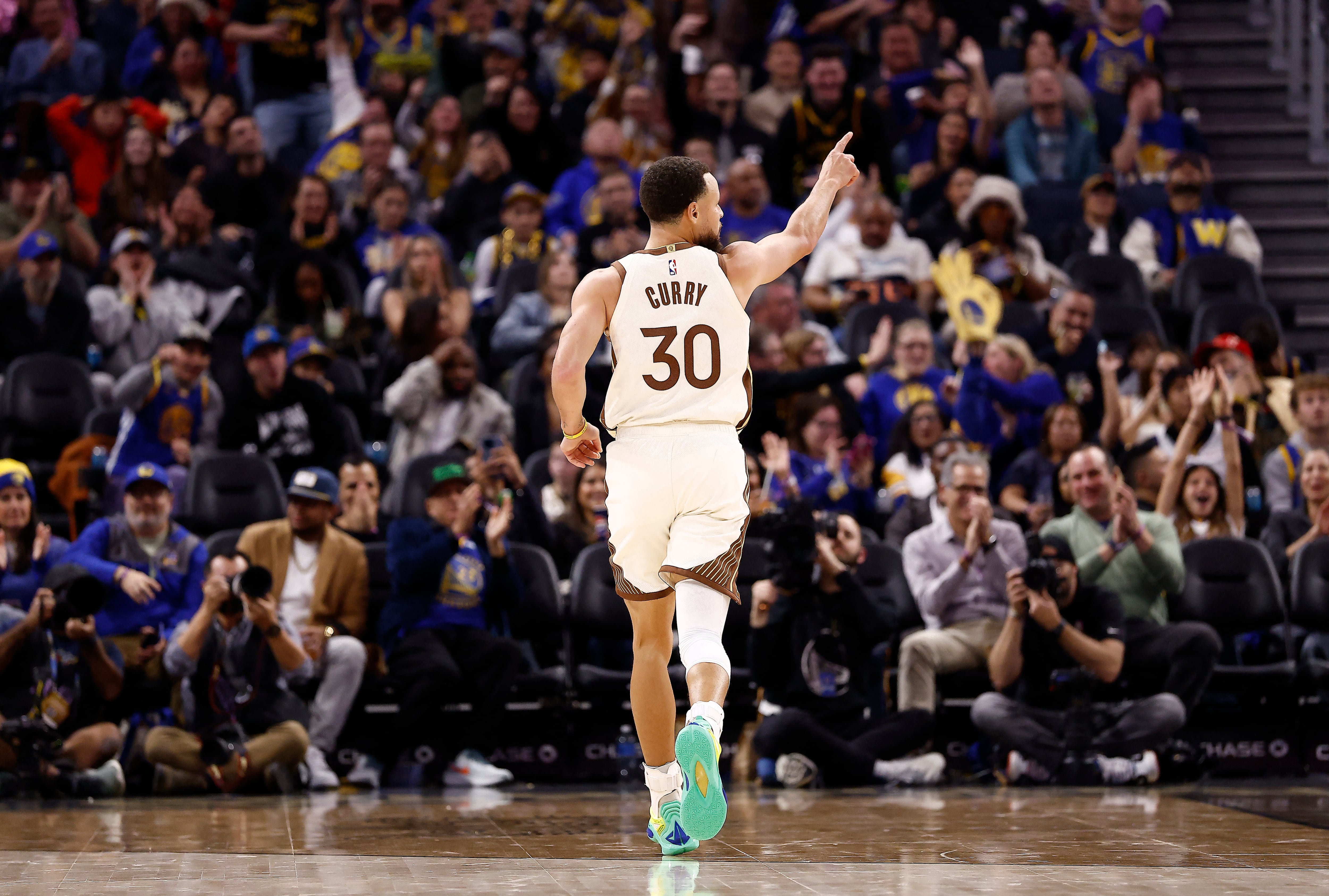 La firma de Stephen Curry antes del arranque de la campaña sería un respaldo al proyecto de Golden State Warriors que conducen Mike Dunleavy y Joe Lacob (Kelley L Cox-Imagn Images)