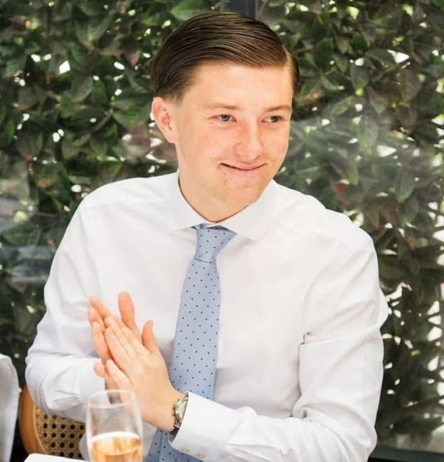 El joven, tristemente fallecido en un apuñalamiento, aparece sonriente y aplaudiendo en esta imagen que ahora circula póstumamente.