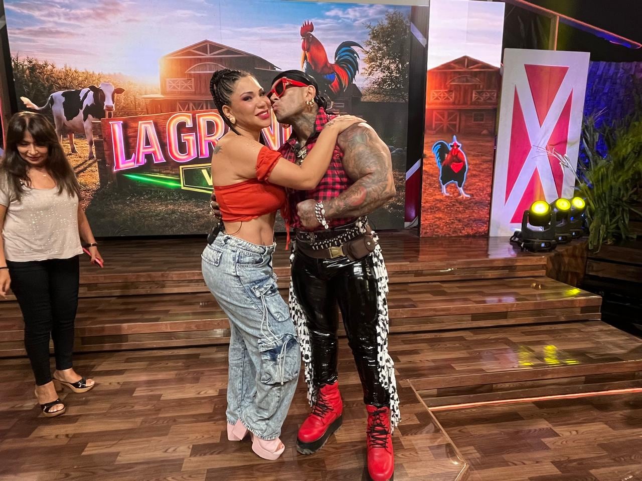 La Mackyna le dio un beso a su novia Norka Ascue a su salida de La Granja VIP Perú. IG