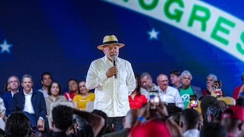 La seguridad pública domina los discursos de apertura de campaña de Lula y Flávio Bolsonaro en Brasil