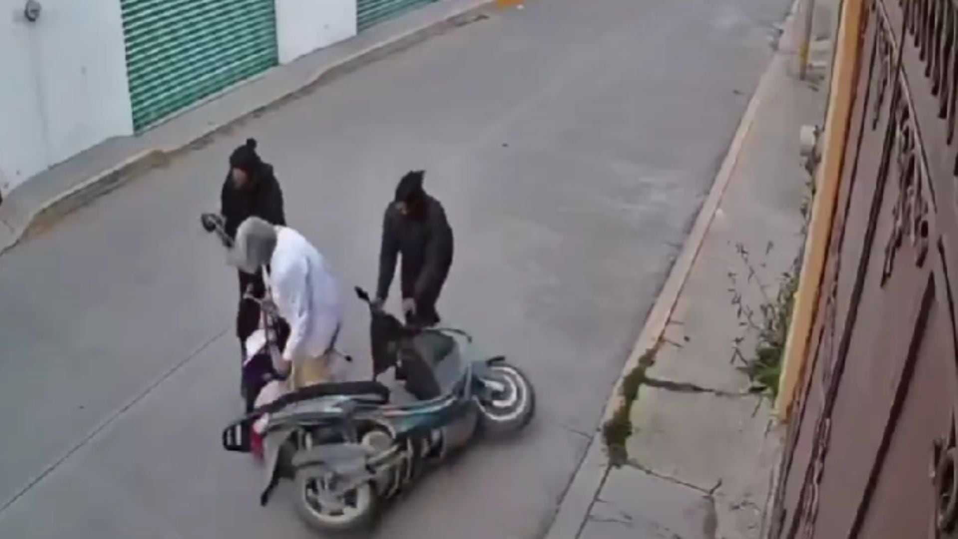 Detienen a dos mujeres por presunto intento de asalto a una adulta mayor en Tepotzotlán: video exhibe el ataque