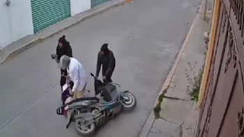 Detienen a dos mujeres por presunto intento de asalto a una adulta mayor en Tepotzotlán: video exhibe el ataque