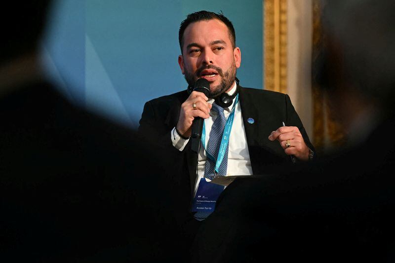 El Ministro de Minas y Energía de Colombia, Edwin Palma Egea, entregó junto al Fenoge paneles solares en Hospital de Huila - crédito Justin Talls/Reuters