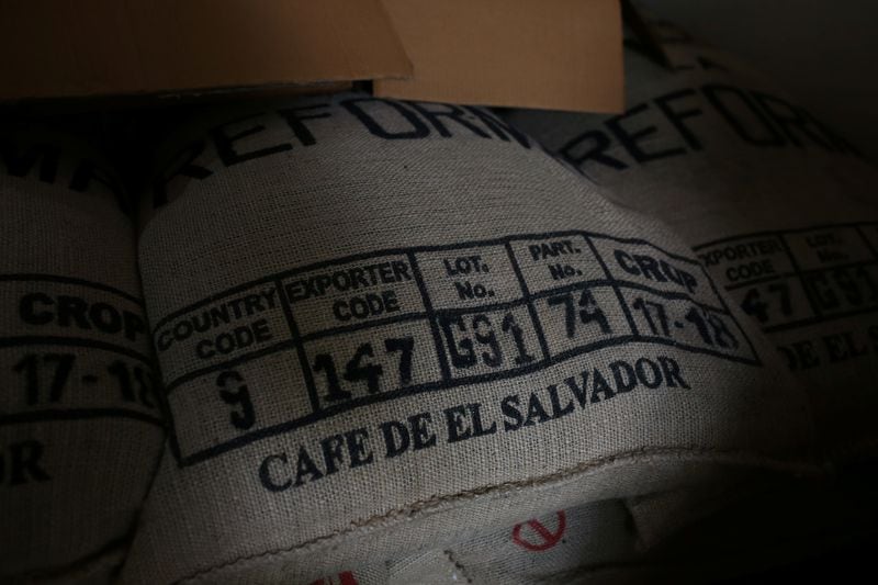 Foto de archivo. Un saco de café salvadoreño listo para exportación es visto en el molino El Borbollon, en Santa Ana, El Salvador. REUTERS/Jose Cabezas