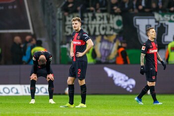 El jugador del Leverkusen Josip Stanisic (C) reaccionan tras no poder marcar ante el Borussia Moenchengladbach en Alemania. EFE/EPA/CHRISTOPHER NEUNDORF
