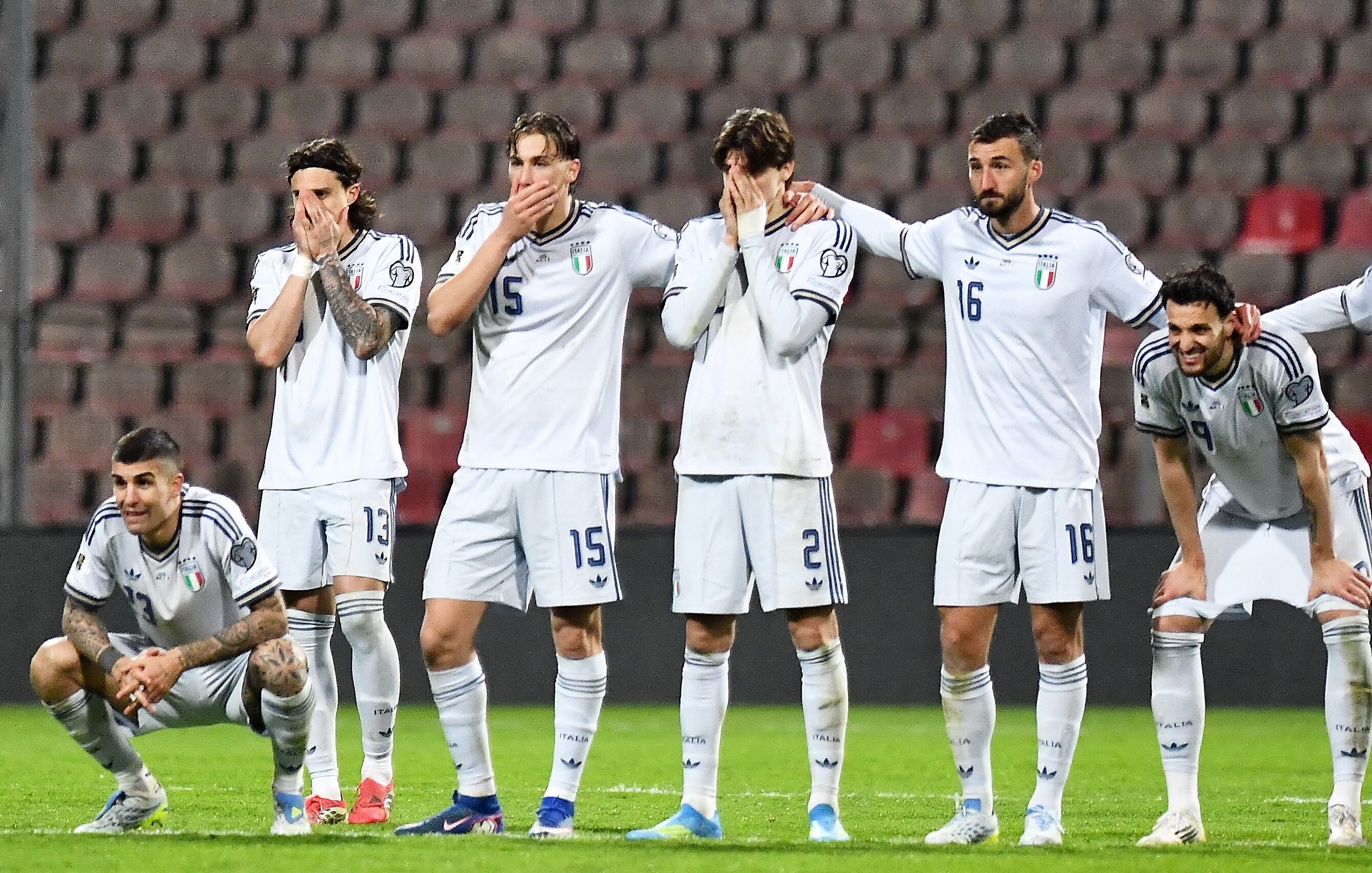 Los jugadores de Italia durante la tanda de penaltis en el partido de la repesca de la Copa Mundial de la FIFA 2026 entre Bosnia y Herzegovina e Italia en Zenica, Bosnia y Herzegovina. EFE/EPA/NIDAL SALJIC ////////// Zenica (Bosnia and Herzegovina), 01/04/2026.- Players of Italy react during the penalty shoout-out in the FIFA World Cup 2026 European playoff match between Bosnia and Herzegovina and Italy in Zenica, Bosnia and Herzegovina, 31 March 2026. Bosnia and Herzegovina won the penalty shoot-out. (Mundial de Fútbol, Bosnia-Herzegovina, Italia) EFE/EPA/NIDAL SALJIC