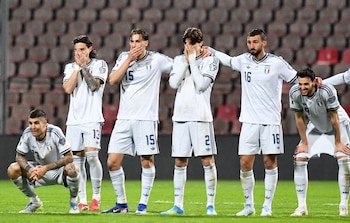 Los jugadores de Italia durante la tanda de penaltis en el partido de la repesca de la Copa Mundial de la FIFA 2026 entre Bosnia y Herzegovina e Italia en Zenica, Bosnia y Herzegovina. EFE/EPA/NIDAL SALJIC
//////////
Zenica (Bosnia and Herzegovina), 01/04/2026.- Players of Italy react during the penalty shoout-out in the FIFA World Cup 2026 European playoff match between Bosnia and Herzegovina and Italy in Zenica, Bosnia and Herzegovina, 31 March 2026. Bosnia and Herzegovina won the penalty shoot-out. (Mundial de Fútbol, Bosnia-Herzegovina, Italia) EFE/EPA/NIDAL SALJIC