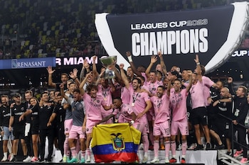 Messi priorizó las fotos grupales y también destacó un abrazo con el arquero que fue héroe (Foto: USA TODAY/Alan Poizner)