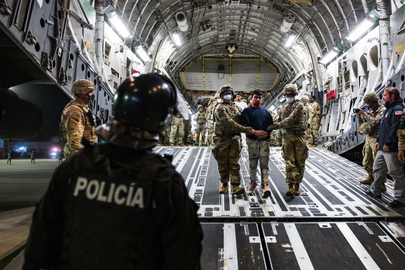FOTO DE ARCHIVO: Militares estadounidenses escoltan a presuntos miembros de la pandilla venezolana Tren de Aragua y de la pandilla MS-13 deportados por el gobierno de Estados Unidos para ser encarcelados en la prisión del Centro de Reclusión contra el Terrorismo (CECOT), en el Aeropuerto Internacional de El Salvador en San Luis Talpa April 12, 2025. Secretaria de Prensa de la Presidencia/Handout via REUTERS/