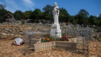 Un fiel se hinca frente