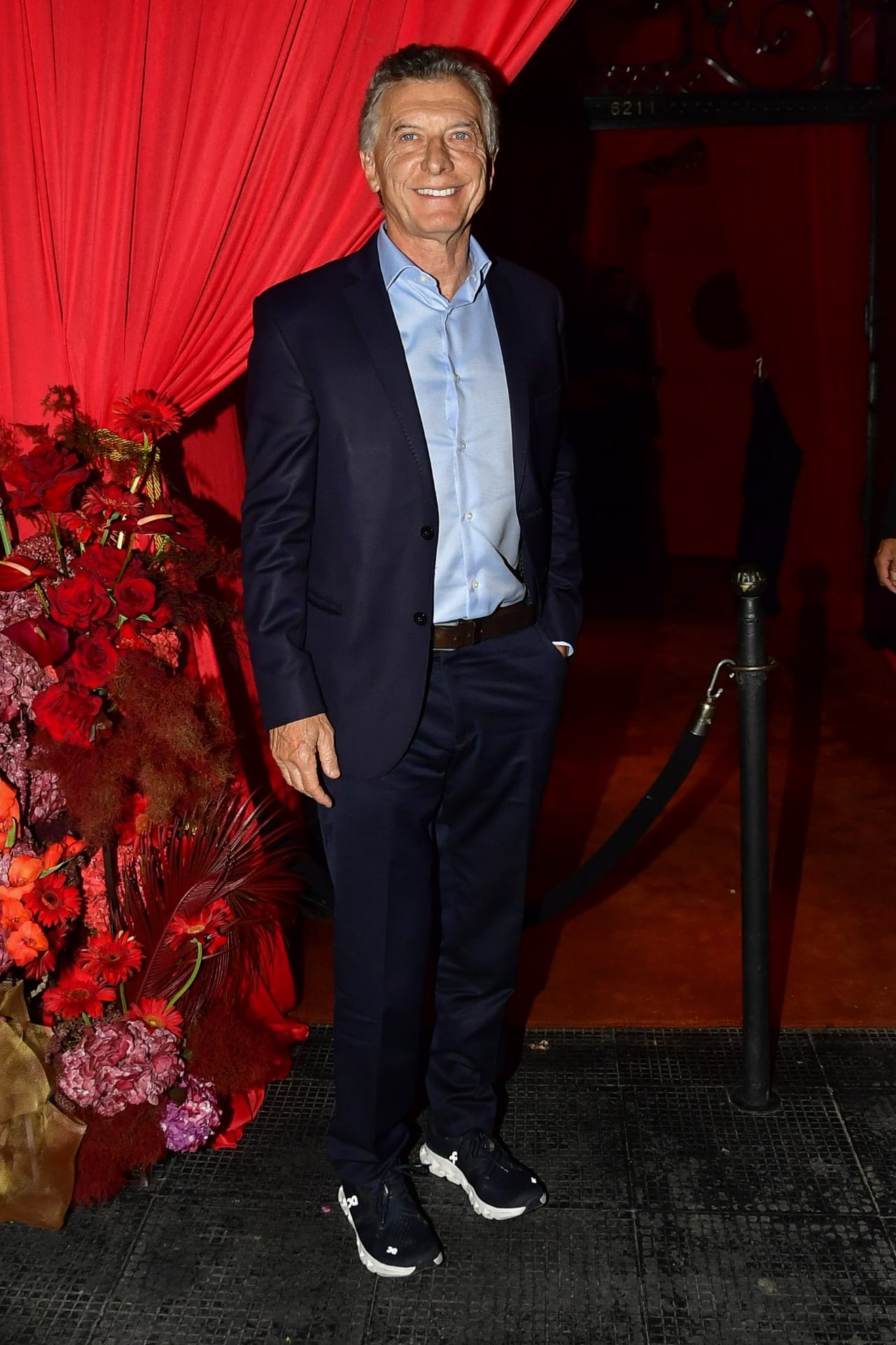 Mauricio Macri fue uno de los primeros en llegar; asistió solo y posó distendido frente a la entrada