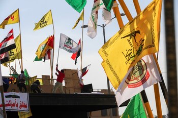 Manifestantes y milicianos en el