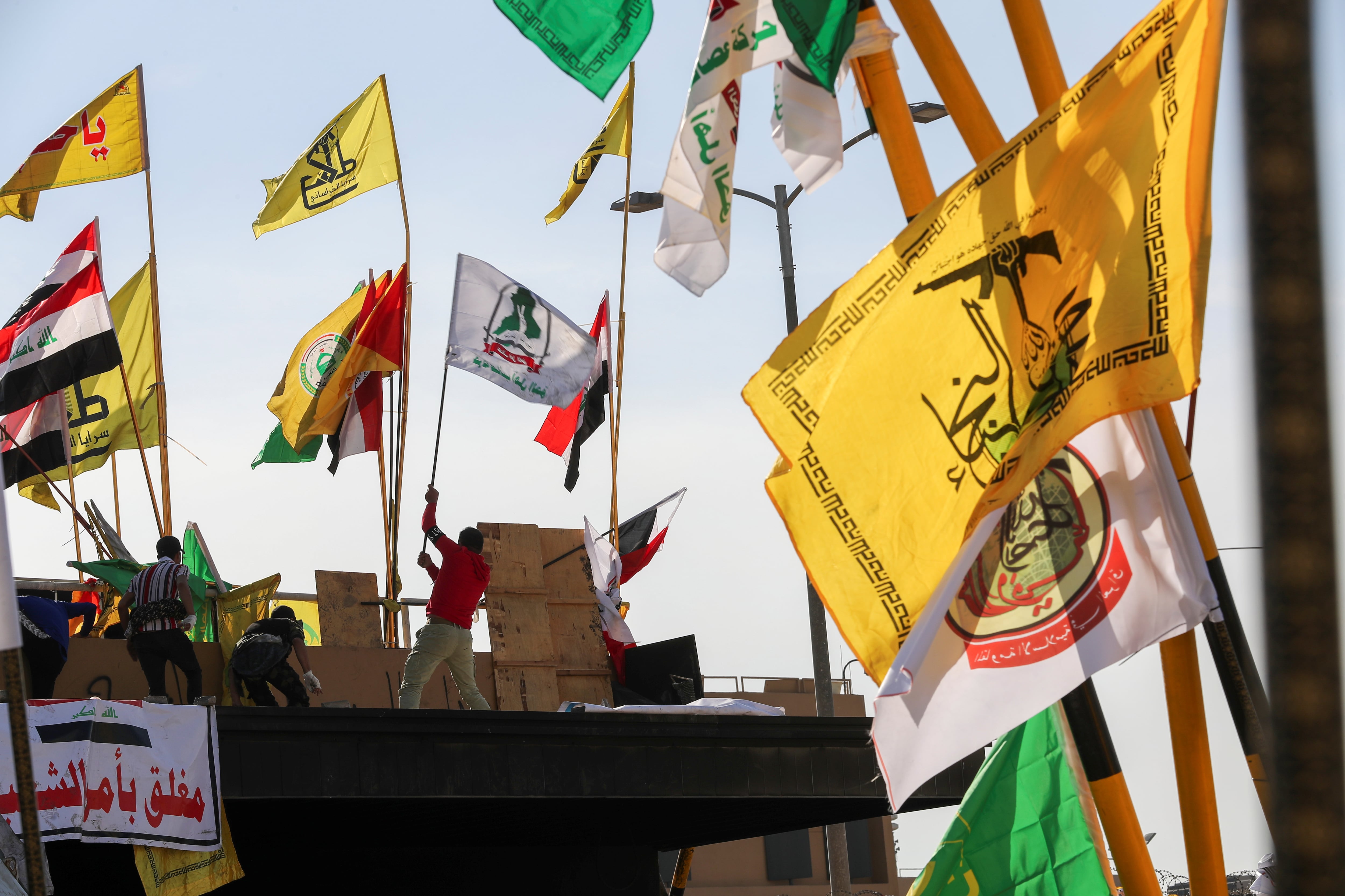 Manifestantes y milicianos en el techo de una sala de recepción de la Embajada de EEUU en Bagdad, Irak (REUTERS/Thaier al-Sudani)