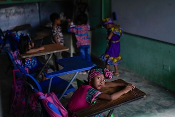 Para llegar a sus escuelas o a sus residencias los estudiantes indígenas deben cruzar ríos caudalosos. (Foto AP/Matías Delacroix)