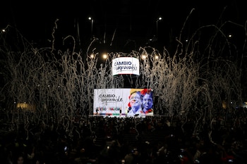 Los partidarios del candidato presidencial de izquierda colombiano Gustavo Petro de la coalición Pacto Histórico celebran su victoria en la segunda vuelta de las elecciones presidenciales, en el Movistar Arena, en Bogotá, Colombia, el 19 de junio de 2022. REUTERS/Luisa González