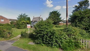 Una mujer derriba su casa de campo del siglo XVII y se le obliga a reconstruirla exactamente como estaba