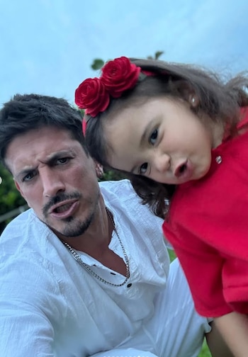Junto a India, Diego Mendoza posa para la cámara, en un momento que fue capturado por la China Ansa para celebrar el cumpleaños de su pareja