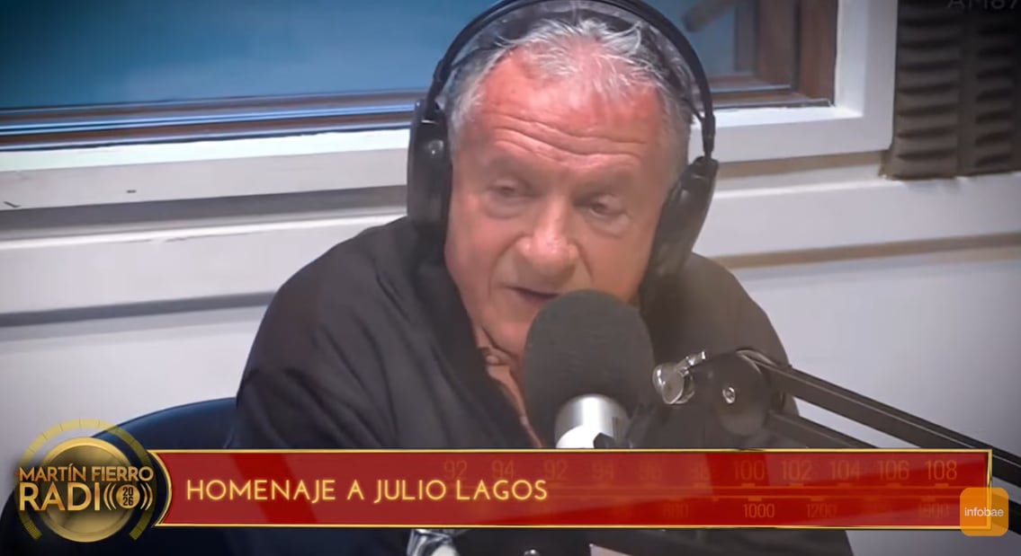 El periodista Julio Lagos habla frente a un micrófono en un estudio durante un homenaje de los Premios Martín Fierro de Radio.
