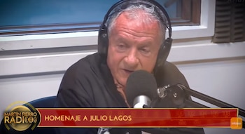 Julio Lagos con auriculares habla ante un micrófono en un estudio de radio, con una franja informativa en la parte inferior