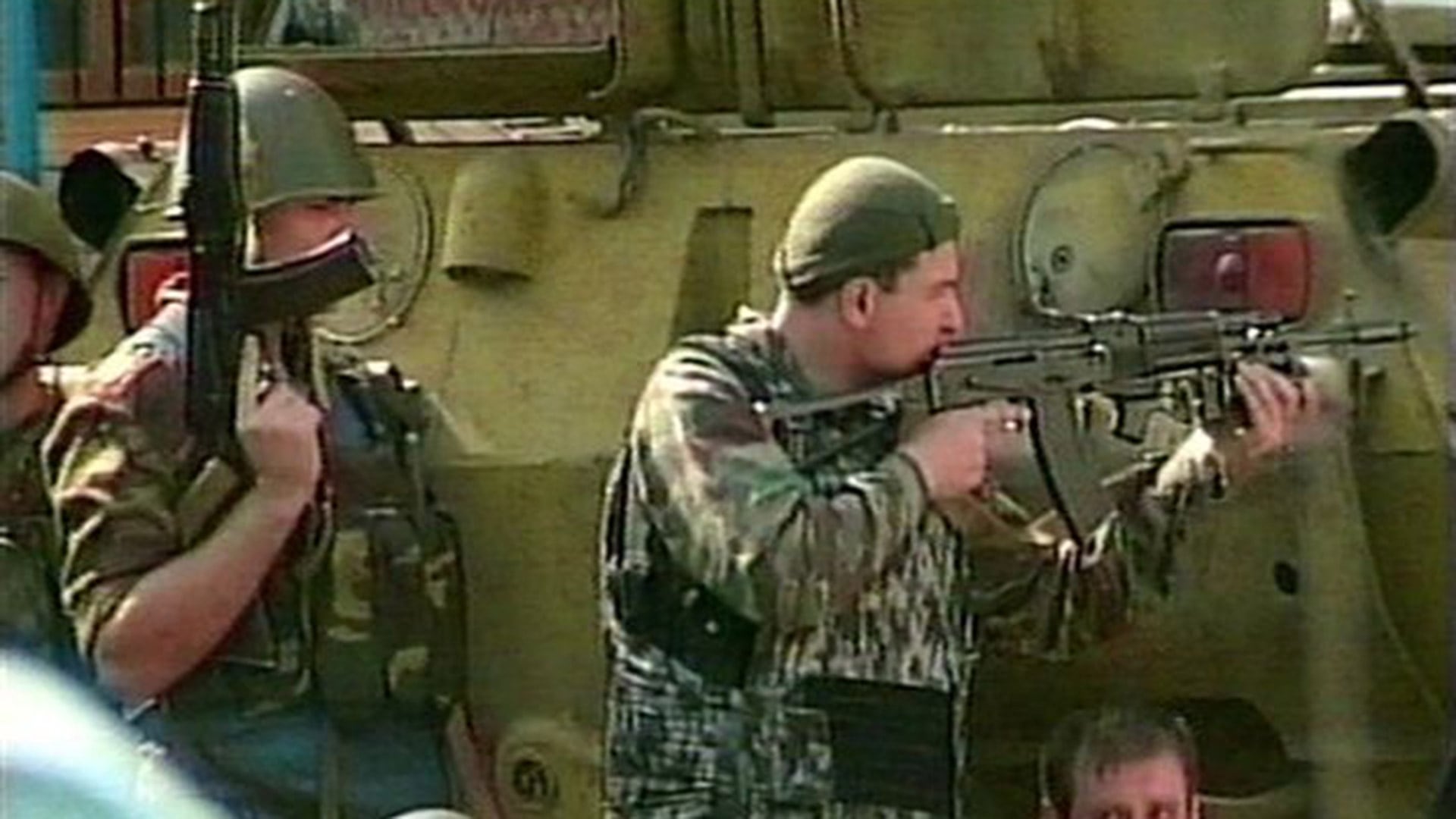 El 3 de septiembre de 2004, dos explosiones derrumbaron el techo del gimnasio de Beslán y desencadenaron el asalto final a la escuela (AP)
