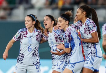 Las españolas celebran uno de