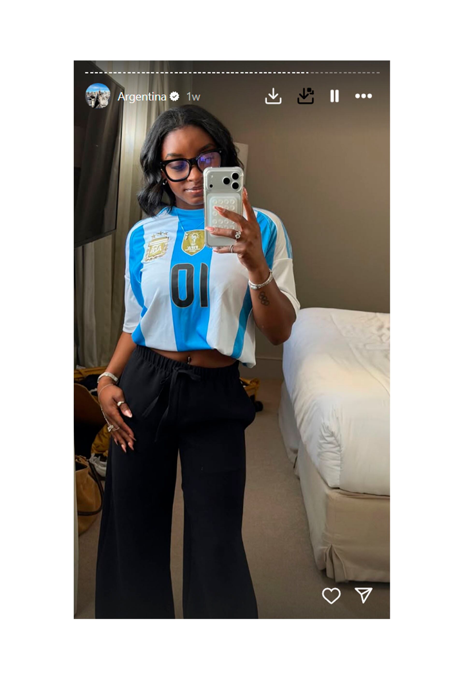 La gimnasta con la camiseta de la selección argentina (@simonebiles)