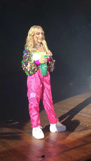 Lali Espósito con su pañuelo