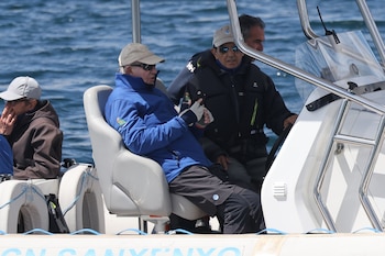 Juan Carlos I compite desde su barco. (Raúl Terrel / Europa Press).