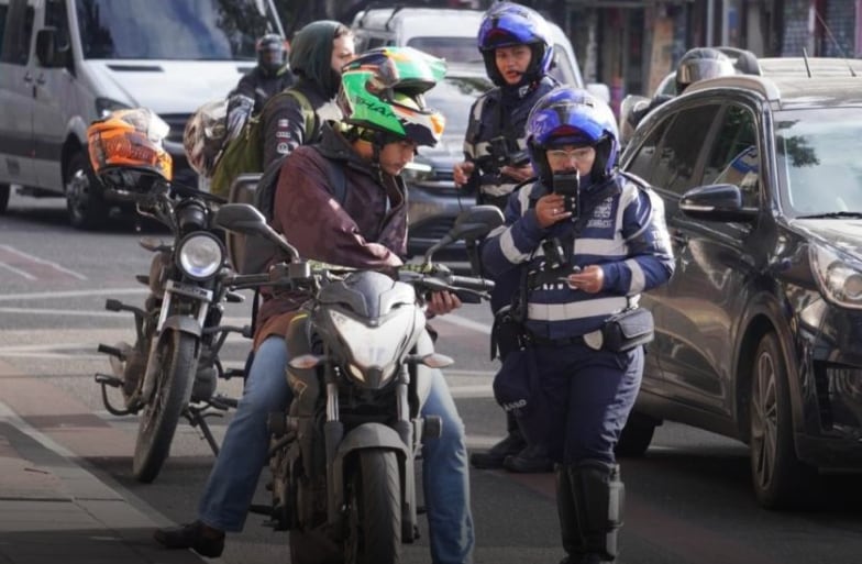 Gobierno aplaza un año las nuevas normas para carros y motos en Colombia