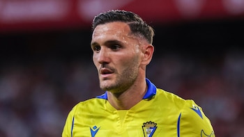 Estafan al futbolista Lucas Pérez al vender su Lamborghini y varios relojes de lujo: le pagaron 340.000 euros con billetes falsos